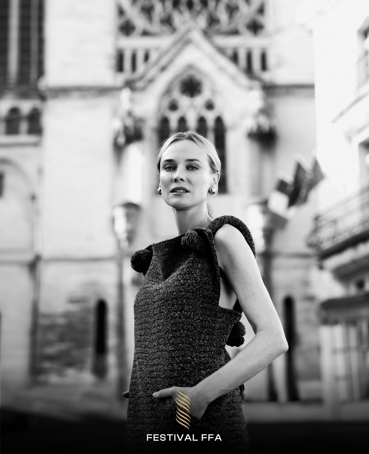 Spotlight on ✨
Cette semaine, suivez les coulisses du @ffangouleme où nos coiffeurs studio subliment les personnalités du festival !

Crédit photos 📸 : @christophe_brachet_