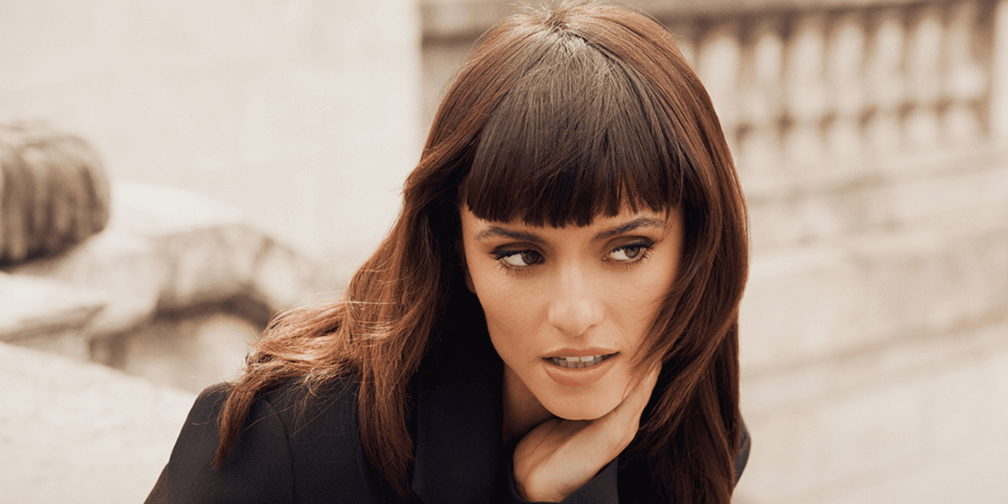 femme coupe mi longue brune frange droite coloration brillance