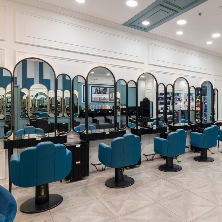 Photo fauteuils bleus - banc de coiffage - espace diagnostic - Franck Provost Les Terrasses du Port Marseille 13002