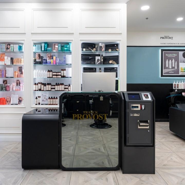 Photo espace accueil caisse et produits reventes Franck Provost Les Terrasses du Port Marseille 13002