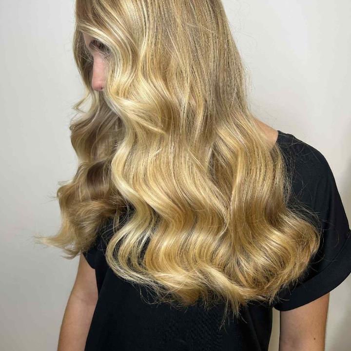 Balayage blond doré sublimé par un wavy naturel, réalisé par nos experts Franck Provost Six fours les plages