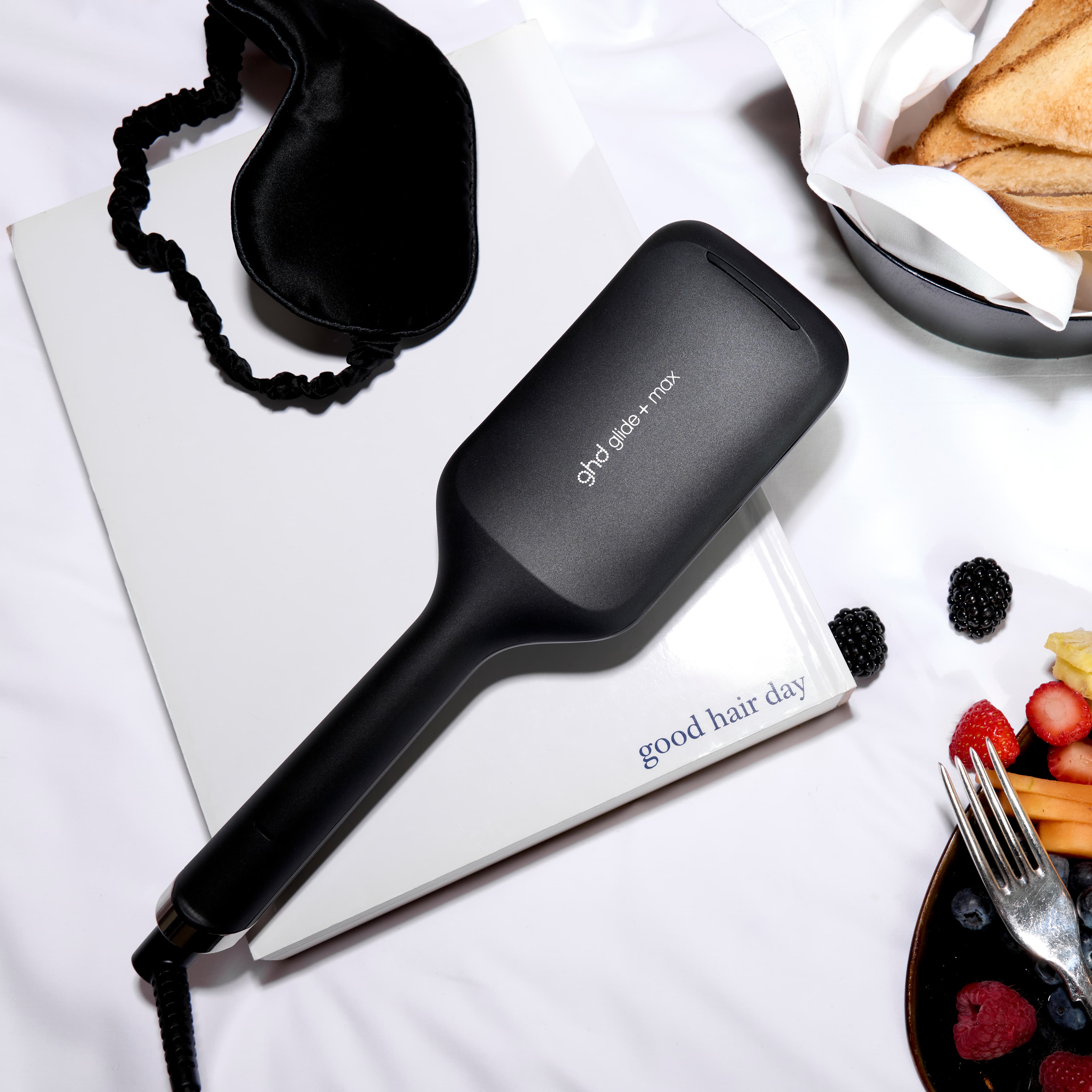 Brosse ghd glide+ max posée sur une table