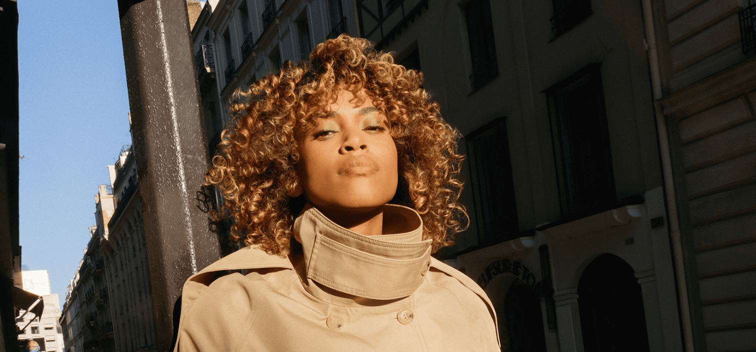 femme aux cheveux bouclés dorés avec des boucles parfaitement définies.