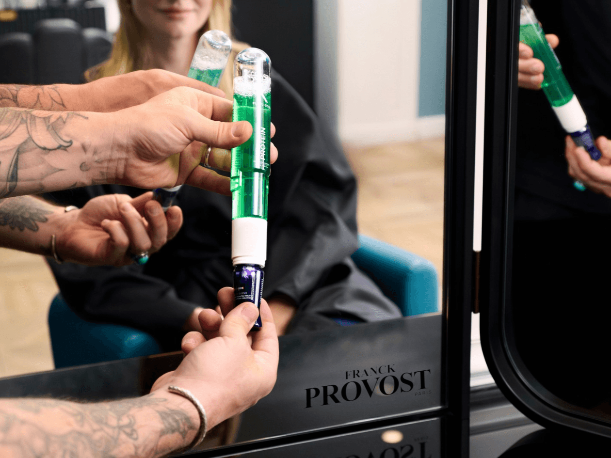Coiffeur associant un booster et un concentré pour un soin Fusio-Masque Kérastase
