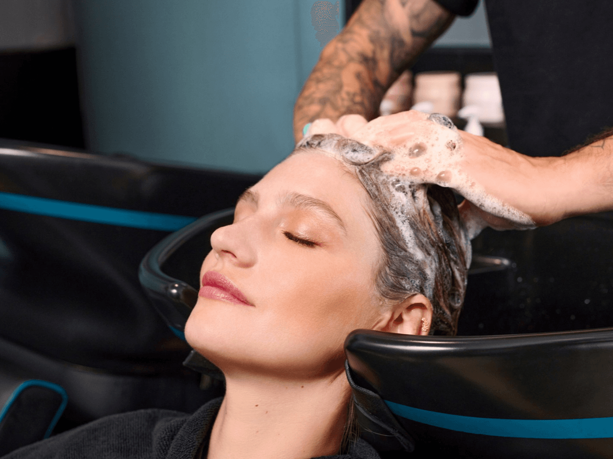Massage du cuir chevelu au shampooing pendant l’expérience soin en salon Franck Provost
